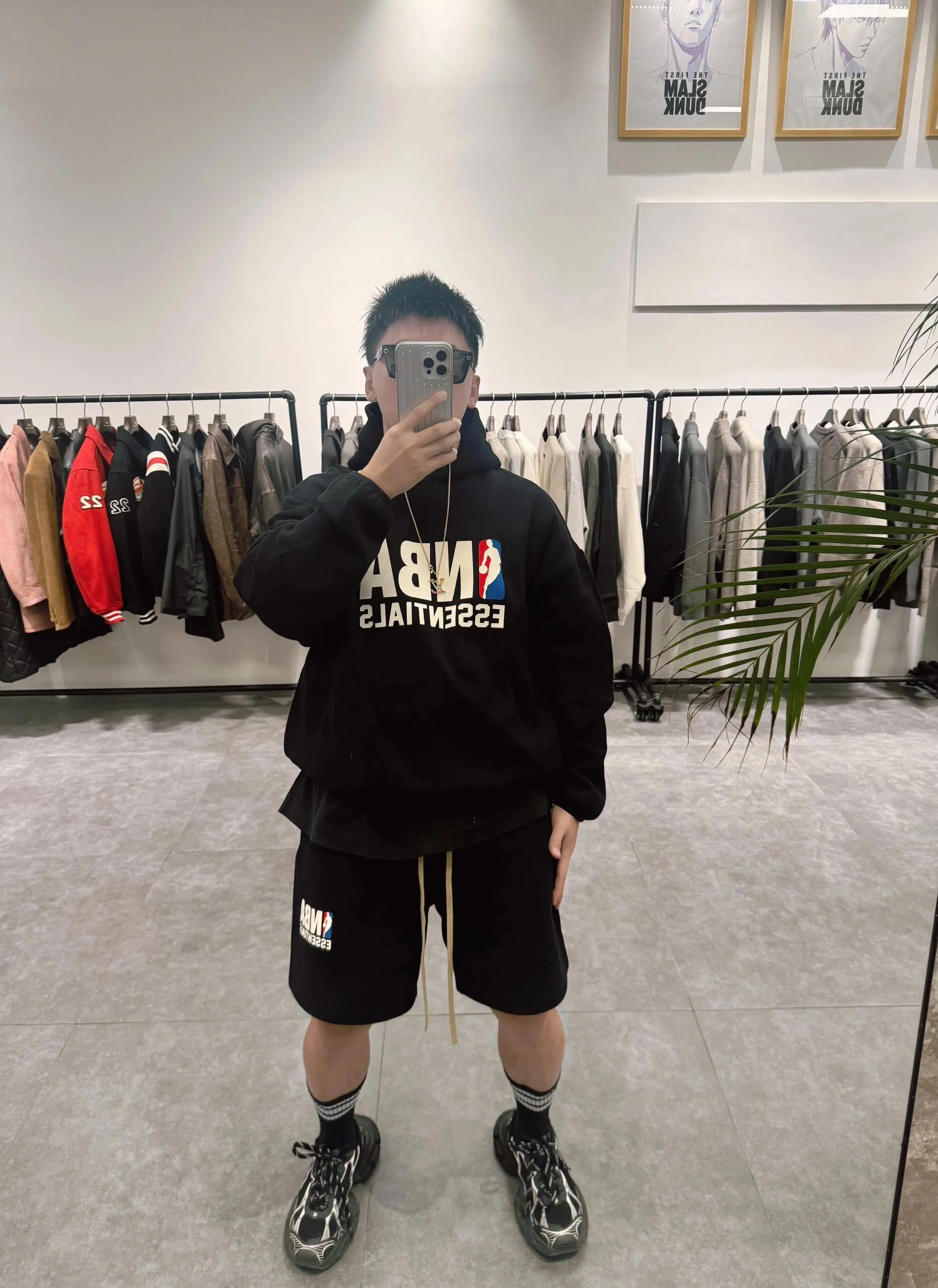 145 Fear of God double-line Essentials x NBA joint model FW 25 Essentials NBA Hoodie hooded sweatshirt with flocked print and letter logo on the chest: When the street trend meets the passion of basketball, the joint hooded sweatshirt between Essentials and NBA was born, opening a new chapter in fashion. From the design point of view, the sweatshirt is presented in a Classic version, which is loose and moderate. Whether it is daily travel or sports and leisure, it can give the body a comfortable wrapping feeling. The iconic NBA logo on the chest is brightly colored and highly recognizable, and complements Essentials' simple brand font. The cuffs and hem are all hemmed, cleverly integrating the characteristic elements of the two brands to highlight its unique identity. In terms of materials, high-quality fabrics are selected. The gram-washed velvet fabric does not shrink or deform, and feels soft and skin-friendly, as if it is a layer of gentle care for the skin. The thermal insulation performance is also very good. In the slightly cooler season, it can protect you from the cold and keep you warm at all times. At the same time, the fabric has good breathability, making it less likely to feel stuffy even after exercise, and always keeping you fresh and comfortable. Wear it on the street and you will be the center of attention. Whether paired with casual jeans for a casual look, or sports leggings for a dynamic look, you can easily control different styles. It is not only a piece of clothing, but also a carrier of trend culture and basketball spirit. It brings the uninhibitedness of the street and the passion of basketball, allowing you to stand out from the crowd and show your own style with confidence. Meteorite black, light fog gray: SM L XL S 80-140 catties M 140-160 catties L 160-180 catties XL 180 catties